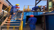 某钢厂烧结车间一次混淆机等机械装备装置耐磨陶瓷施工现场报告_Z6尊龙凯时特瓷
